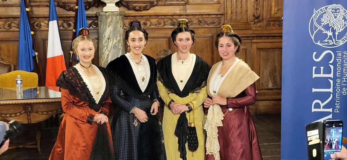 Présentation du Calendrier 2026 de la Reine d'Arles et de ses demoiselles d'honneur